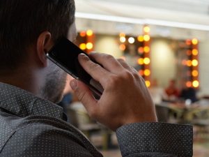 uomo che chiama un numero telefonico